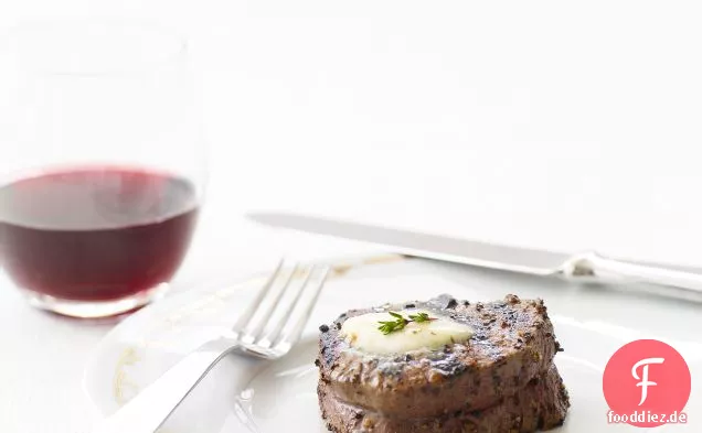 Gepfeffertes Rinderfilet mit geröstetem Knoblauch-Kräuterbutter