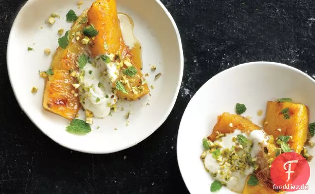 Geröstete Ananas mit Honig und Pistazien