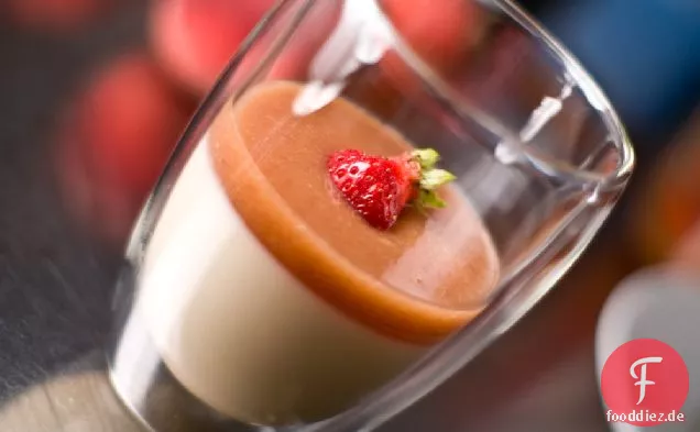 Honigjoghurt Panna Cotta mit weißem Pfirsichpüree