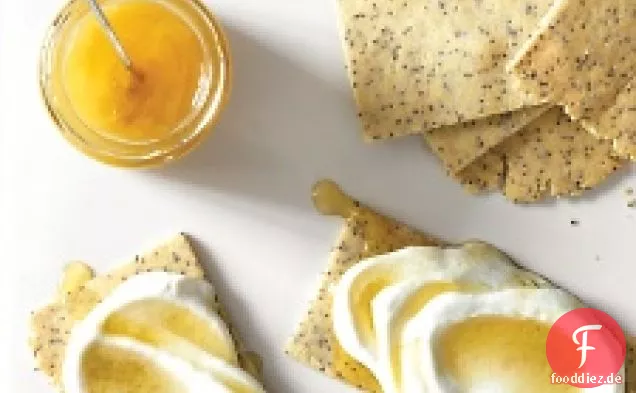 Mandel-Mohn-Cracker mit Hüttenkäse und Honig