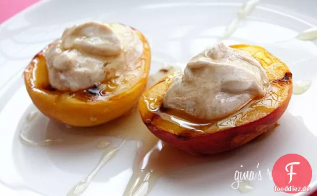 Gegrillte Pfirsiche mit Honig und Joghurt