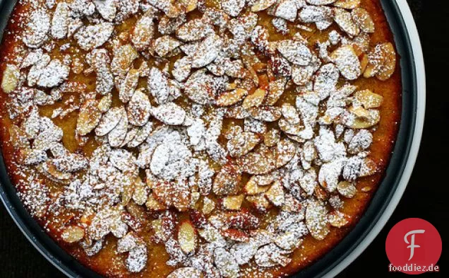 Mandelkuchen mit Erdbeer-Rhabarber-Kompott