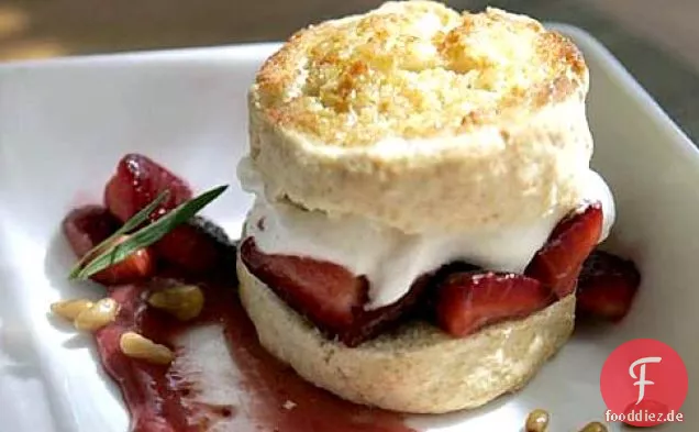 Honig-Shortcakes mit Honig-Pinienkern-Gelato