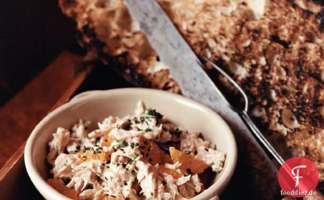 Italienischer Thunfisch-, grüner Oliven- und Mandarinensalat auf gegrilltem Brot