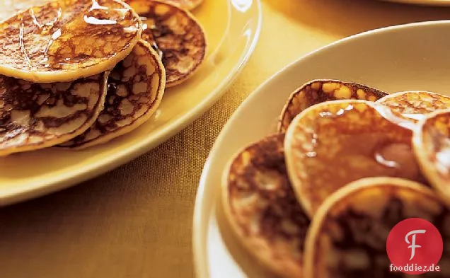 Zitronen-Ricotta-Pfannkuchen mit Honig beträufelt