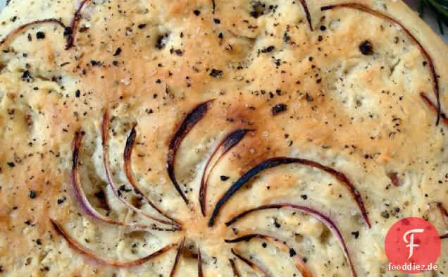 Focaccia mit Rosmarin und roten Zwiebeln