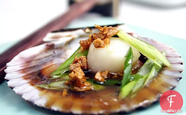 Gedämpfte Jakobsmuscheln mit Sojasauce und Knoblauchöl