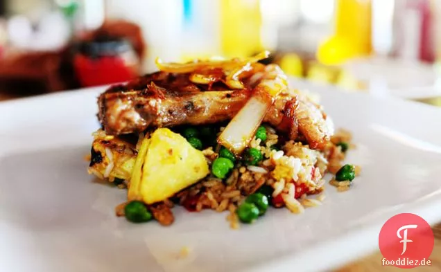 Schweinekoteletts mit Ananas gebratener Reis