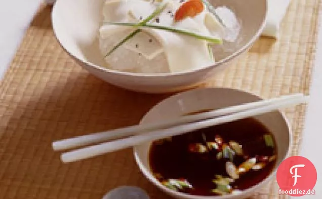 Kalter Tofu-Salat mit Soja-Ingwer-Dip