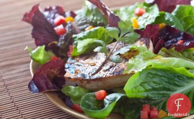 Gegrillter Tofu-Salat mit Miso-Dressing