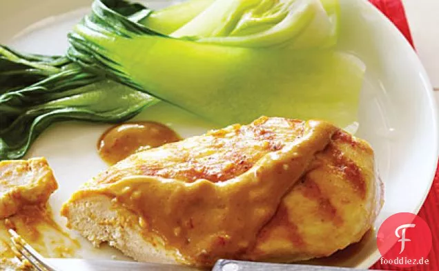 Gegrilltes Hähnchen mit Erdnusssauce