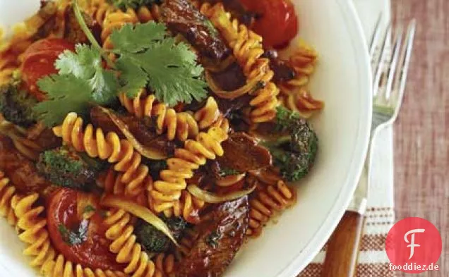 Rindfleisch mit Tomaten, Nudeln und Chilisauce