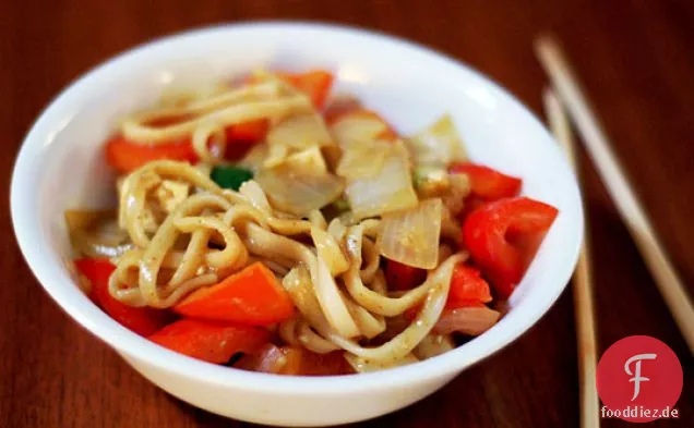 Curry-Udon-Nudeln unter Rühren braten