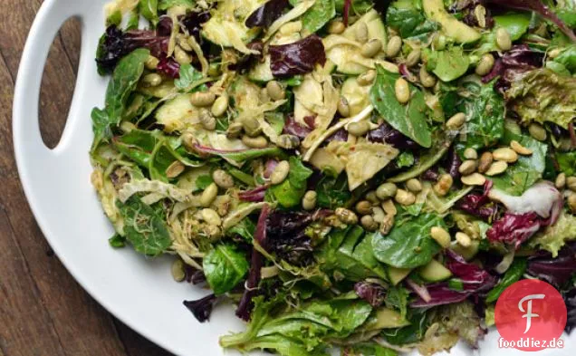 Knackiger Salat mit Sprossen & Miso-Zitronen-Dressing