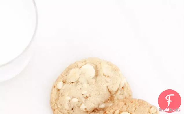 Weiße Schokolade und Macadamia-Nuss-Cookies, die für den 1. Jährlichen Great Food Blogger Cookie Swap