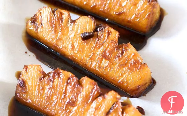 Melasse geröstete Ananas mit dunkelbraunem Zucker