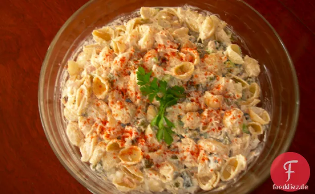 Makkaroni-Salat mit Thunfisch und süßen Gurken