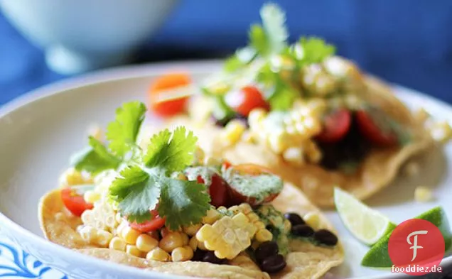 Mais, Tomaten & schwarze Bohnen Tostadas mit cremigem Cilantro Dressin