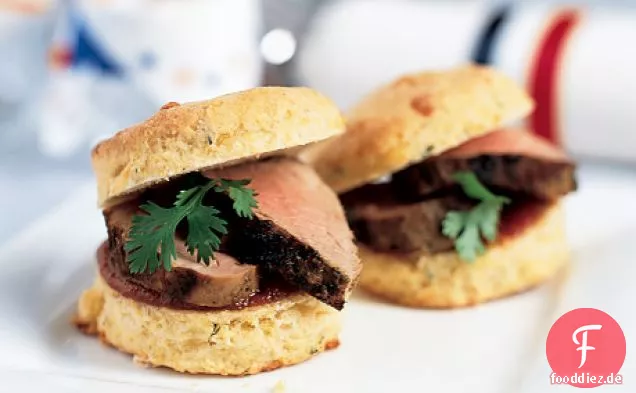 Gegrilltes Schweinefilet mit Koriander-Minze-Marinade