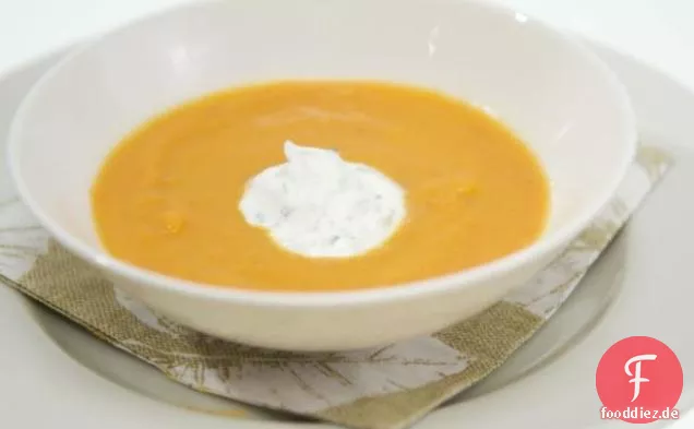Gewürzte Karottensuppe mit Cilantro Crema
