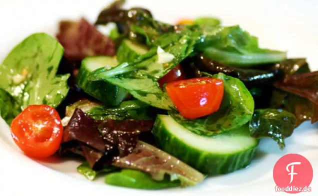 Gemischter Salat mit Ingwer-Limette-Koriander-Dressing