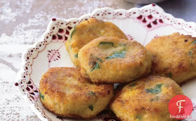 Cilantro-gesprenkelte Maiskrapfen mit Chile-Minz-Sauce