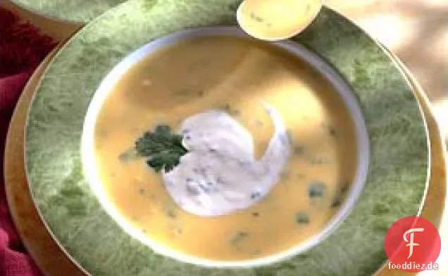 Gelbe Kürbissuppe mit Koriander-Sauerrahm