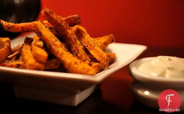 Southwestern Gewürzte Süßkartoffel-Pommes Mit Chili-cilantro Sour