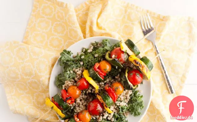 Cilantro-Lime marinierte Veggie Kabobs mit Gerste Kale Salat