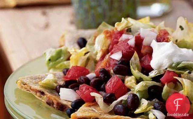 Cheddar-Jalapeño-Quesadilla-Salat mit Koriander-Limetten-Vinaigrette