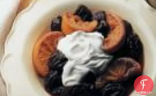 Pflaumen In Armagnac Mit Creme Fraiche.