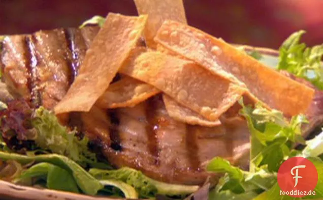 Gebratener Thunfisch mit Zitronen-Wasabi-Dressing und heißen Senf-Wonton-Chips