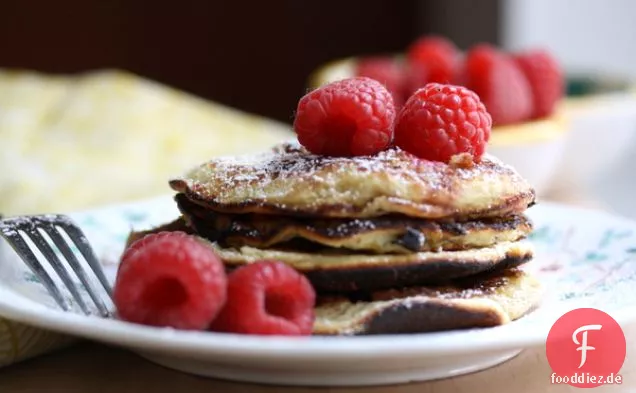 Süße Mandelpfannkuchen mit frischen Himbeeren