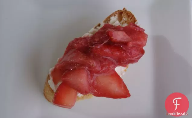 Rhabarber & Erdbeere Frühstück Crostini