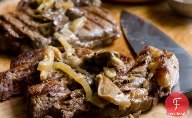 Einfache Steaks mit einer reichhaltigen Pilzsauce