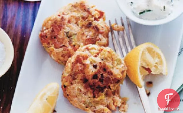 Lachs- und Weißfischkuchen mit Meerrettich-Gurkensauce