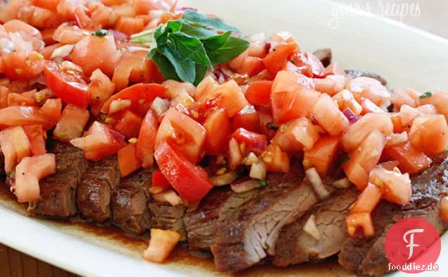 Gegrilltes Flankensteak mit Tomaten, roten Zwiebeln und Balsamico