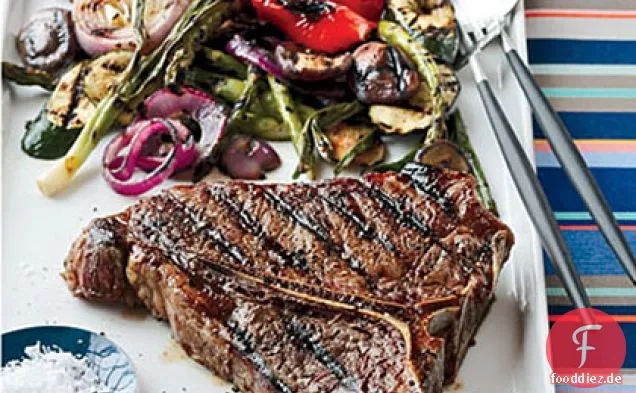 Gegrilltes Porterhouse-Steak mit Sommergemüse