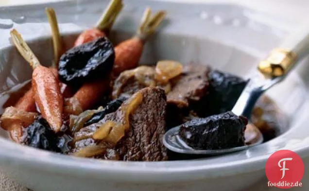 Rindfleisch gekocht mit Karotten, Zwiebeln und getrockneten Pflaumen