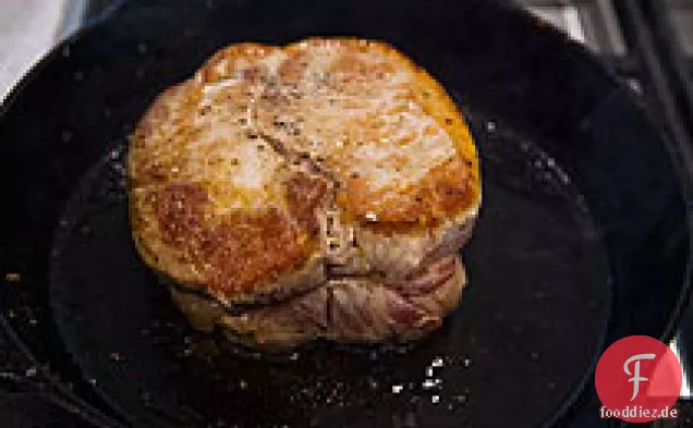 Schweinebraten mit Speck umwickelt