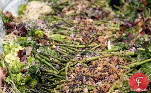 Baby Greens Salat mit Spargel, süßem Amaranth & grünem Knoblauch