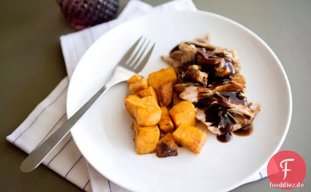 Brauner Zucker und Balsamico langsam gekochtes Schweinefleisch