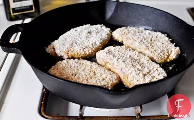 Buttermilch getränkte gebackene Parmesan-Schweinekoteletts