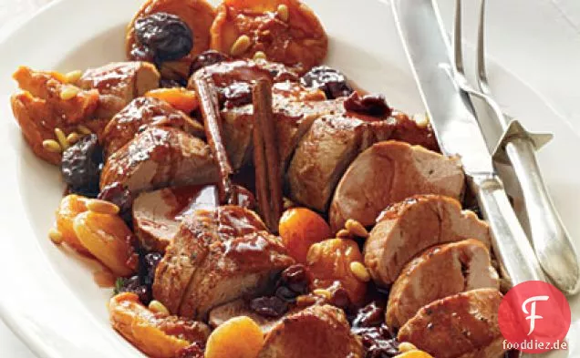 Gebratenes Schweinefleisch mit Trockenfrüchten und Hafensauce