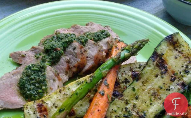 Gegrilltes Schweinefilet mit Chimichurri und Sommergemüse