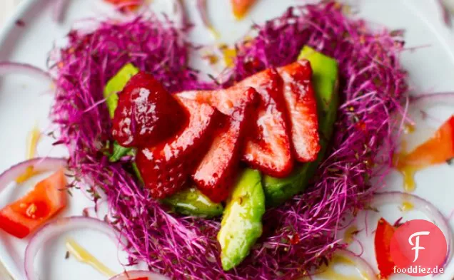 Rosa Herz-Salat: Erdbeeren + Avocado