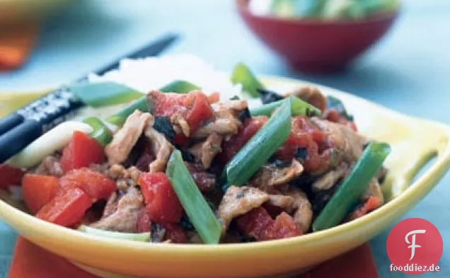 Knoblauch Schweinefleisch mit Tomaten und Basilikum