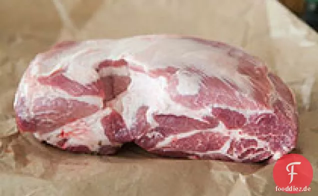 Langsam gebratene Schweineschulter mit herzhafter Apfelsoße
