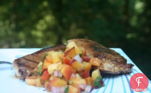 Glasiertes Schweinefleisch mit Pfirsichsalsa
