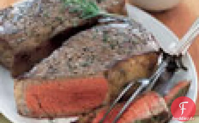 Pan-Gegrillte New York Strip Steaks mit grünen Oliven Tapenade
